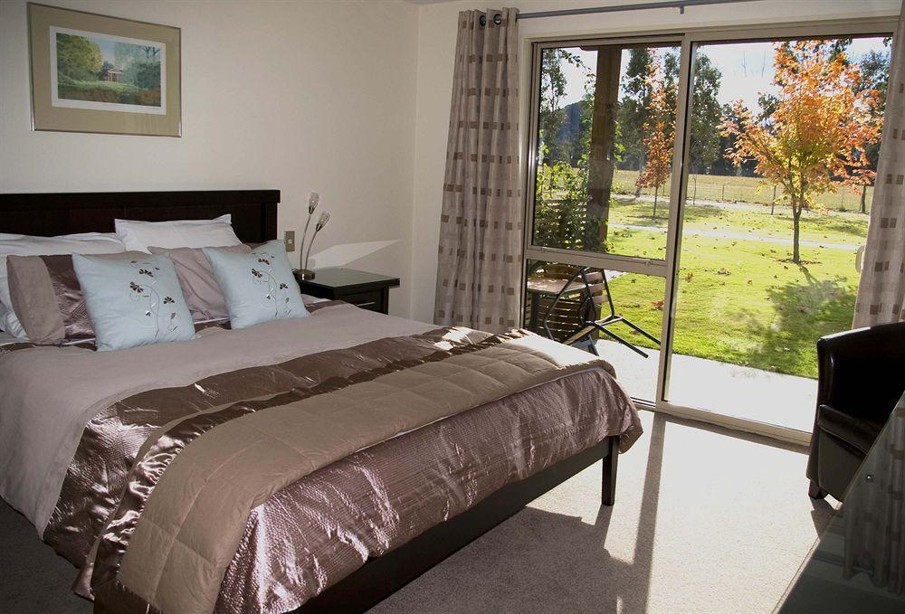 Maple Lodge Luxury Bed & Breakfast Albert Town Экстерьер фото