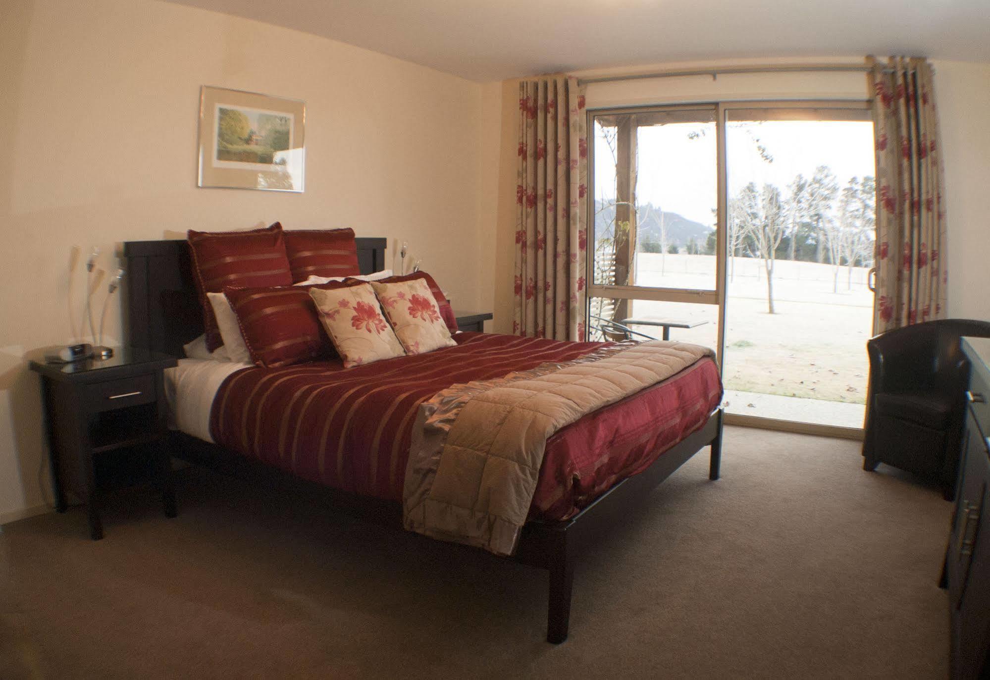 Maple Lodge Luxury Bed & Breakfast Albert Town Экстерьер фото