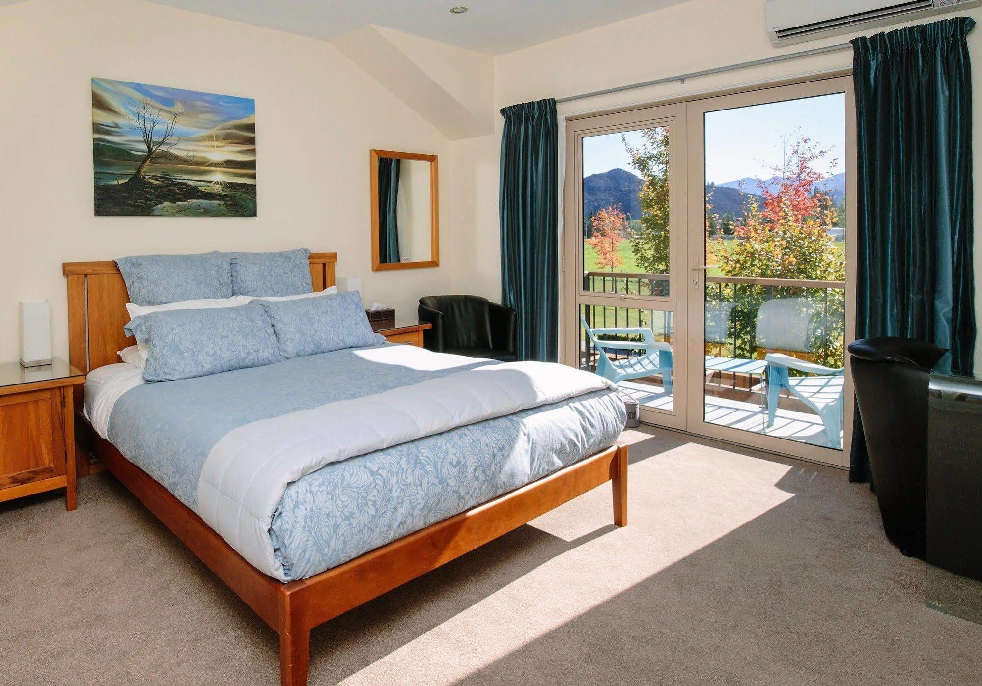 Maple Lodge Luxury Bed & Breakfast Albert Town Экстерьер фото