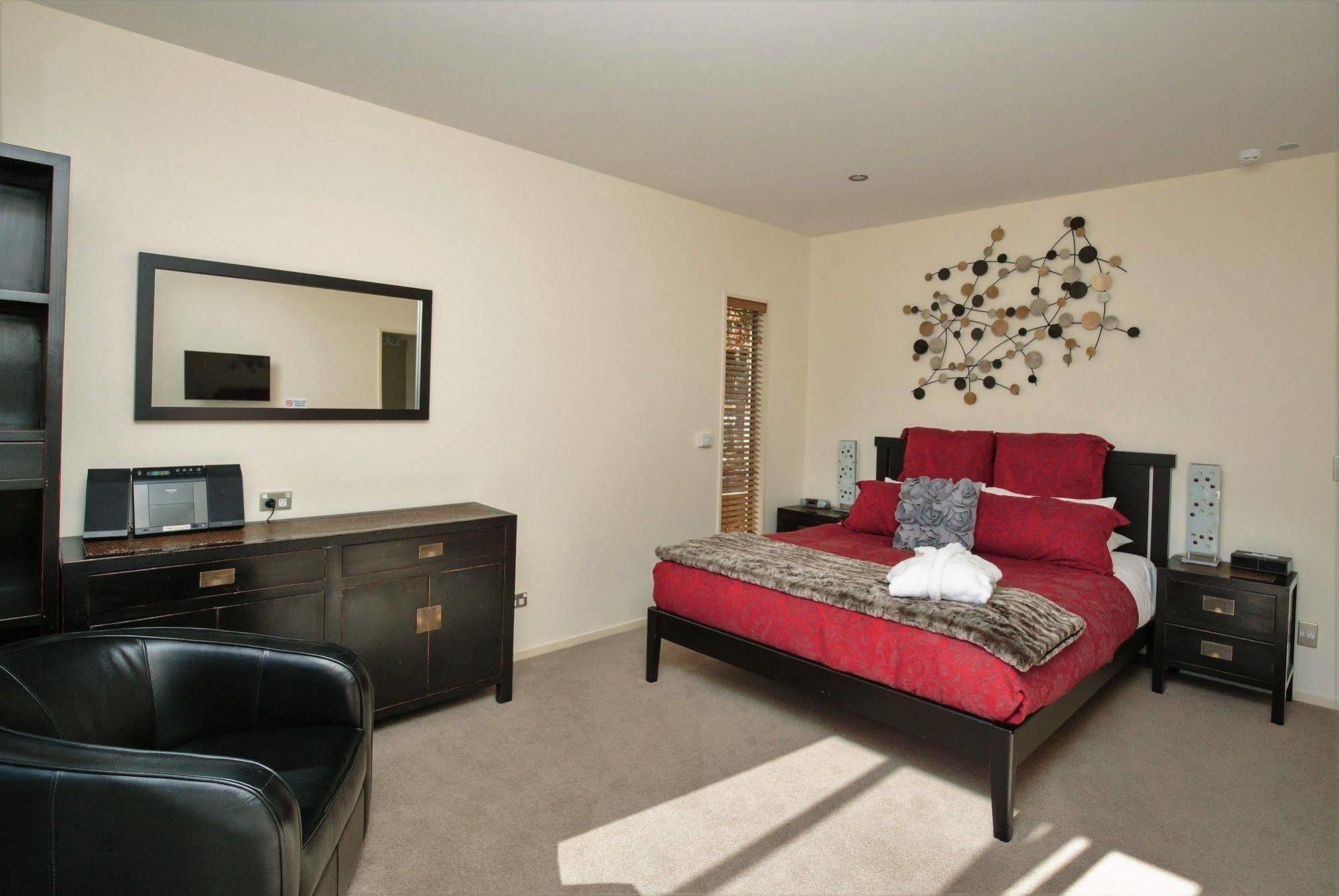 Maple Lodge Luxury Bed & Breakfast Albert Town Экстерьер фото