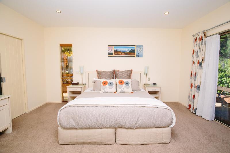 Maple Lodge Luxury Bed & Breakfast Albert Town Экстерьер фото